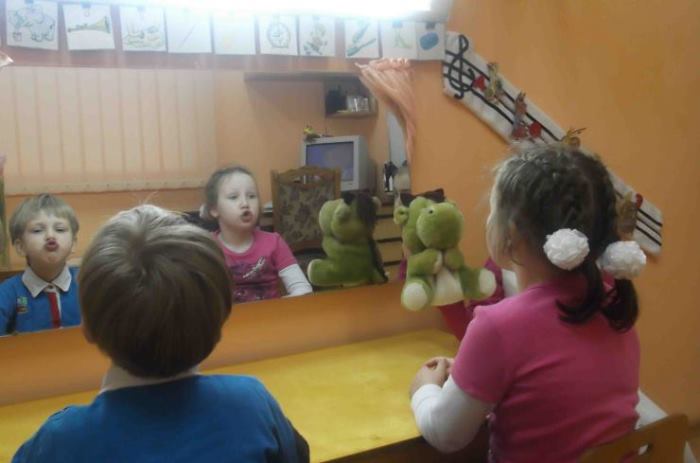 дети занимаются артикуляционной гимнастикой у зеркала